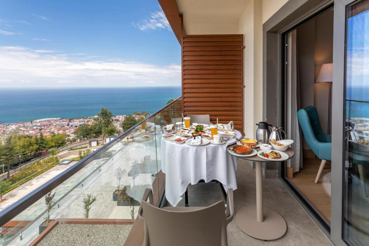 Radisson Blu Hotel Trabzon Exteriér fotografie A balcony at the hotel