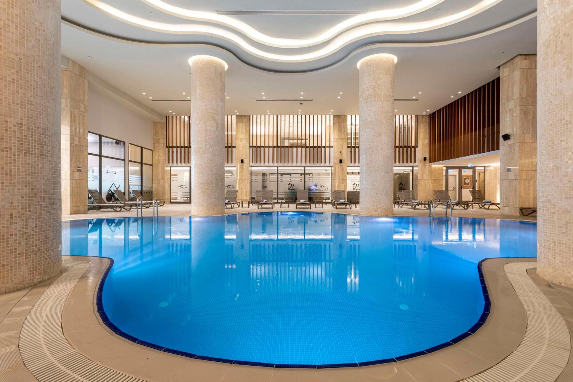 Radisson Blu Hotel Trabzon Exteriér fotografie The swimming pool at the hotel