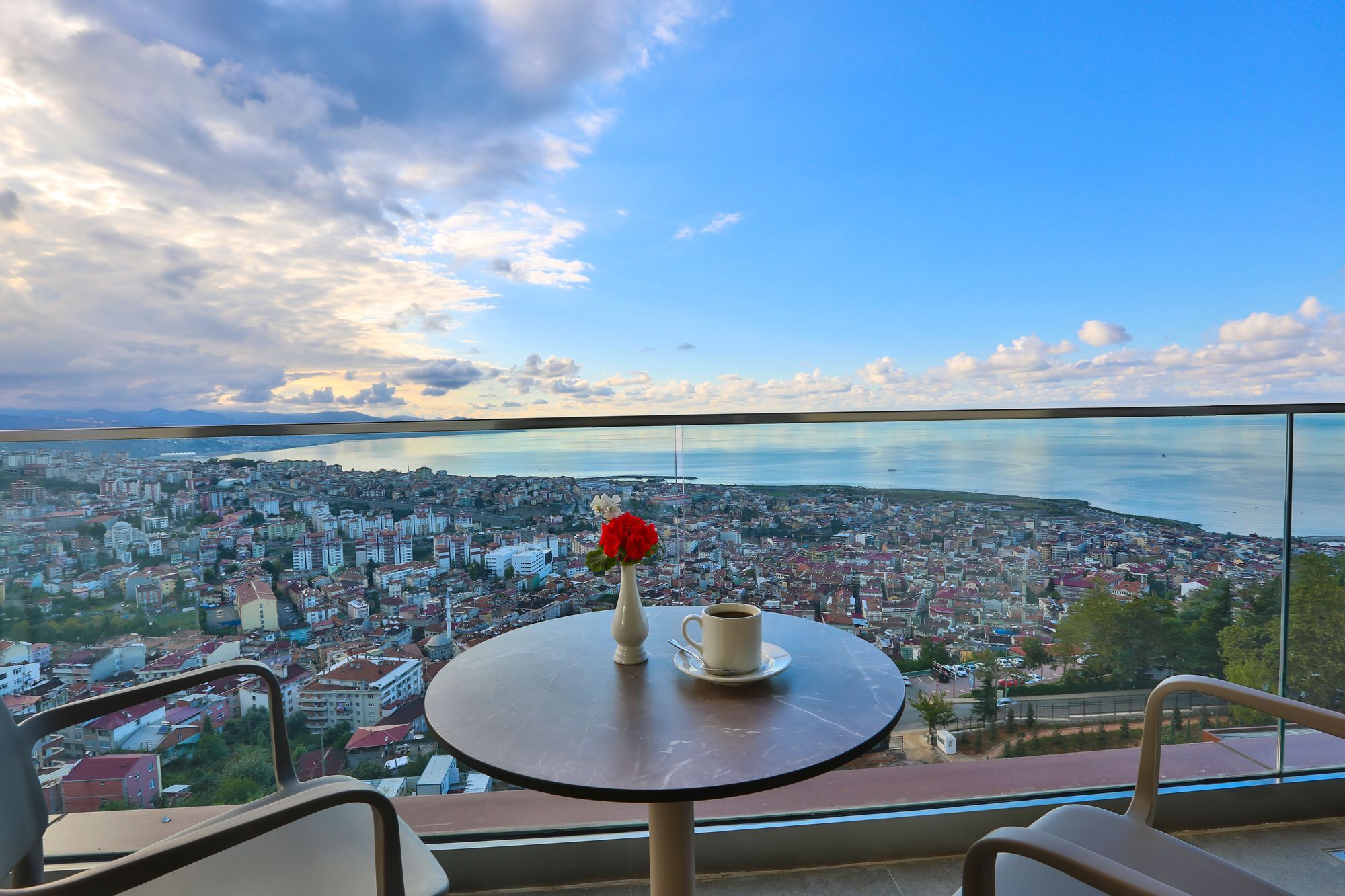 Radisson Blu Hotel Trabzon Exteriér fotografie View of the Gulf of İzmit from the restaurant